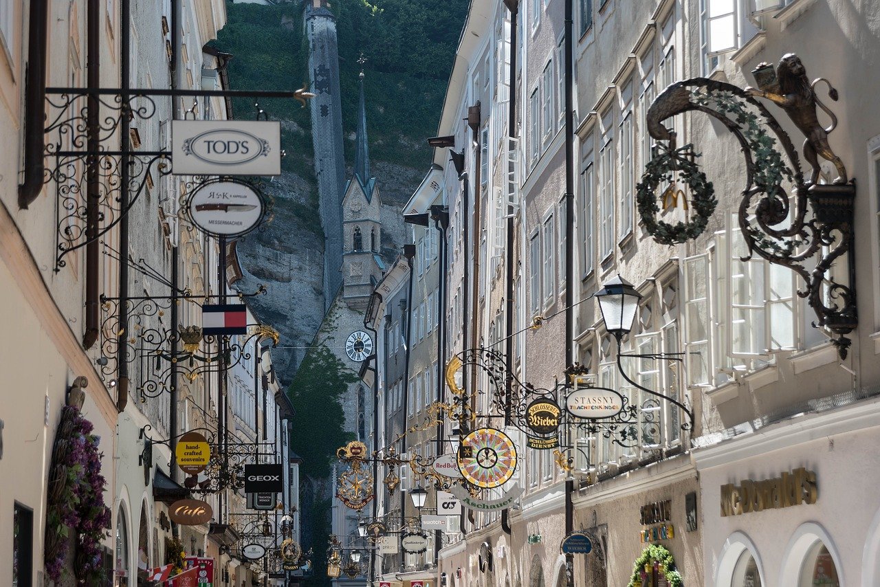 Getreidegasse _ ulica Zbożowa w Salzburgu / fot. Pixabay