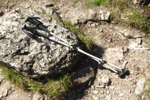 Kije Kohla Adventure Tour - wykonane ze stopu aluminium 7075 T6 -pomalowane są na biało trwałym proszkowm lakierem. Każdy z kijów waży 290 g i ma regulowaną długość 100-140 cm (po całkowitym złożeniu - 70 cm)