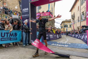 Na mecie Chianti Ultra Trail by UTMB w Radda in Chianti _ fot Alessandro Moretti
