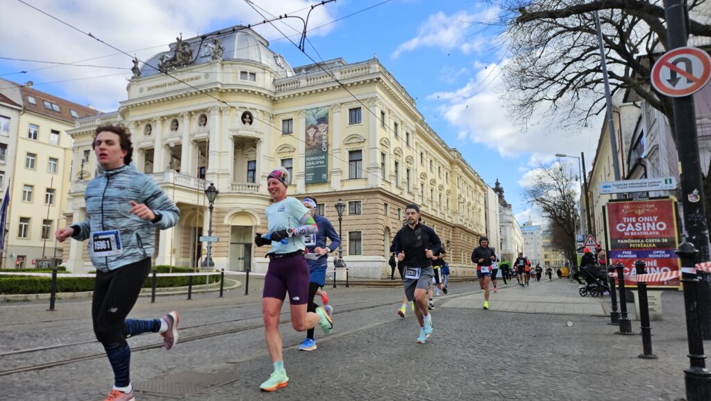 Katarzyna Zych na trasie maratonu w Bratysławie