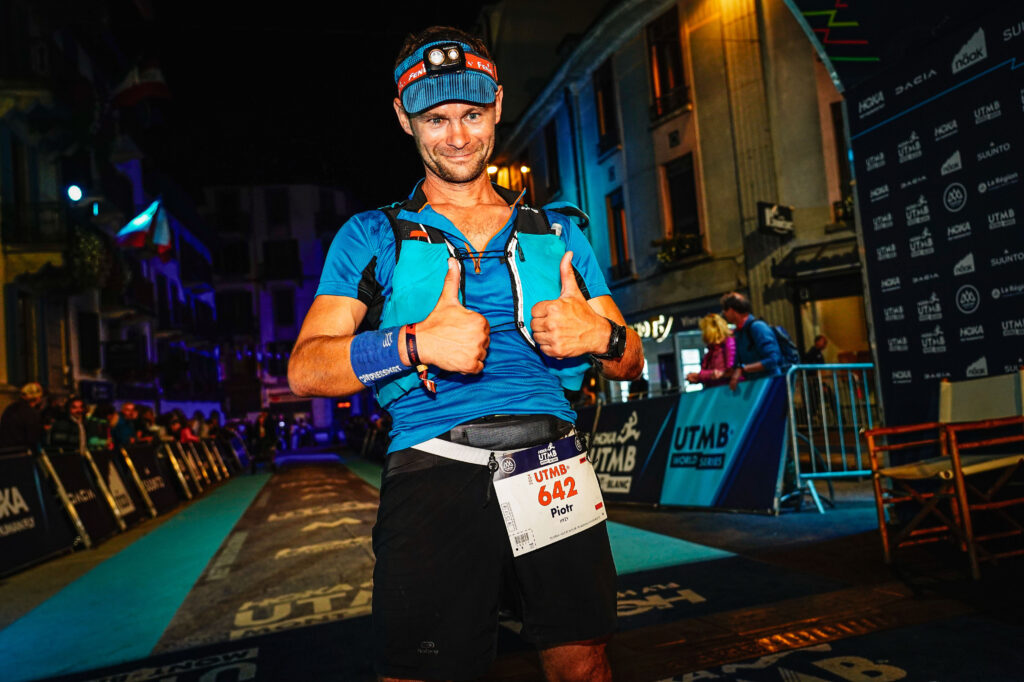 Piotr Hyży na mecie UTMB