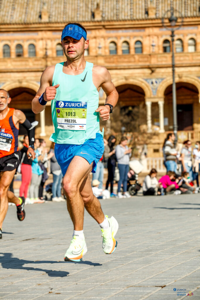 Piotr Hyży na trasie maratonu w Sewilli