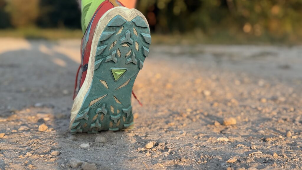 ASICS Fuji Lite 6 _ fot. Runandtravel.pl