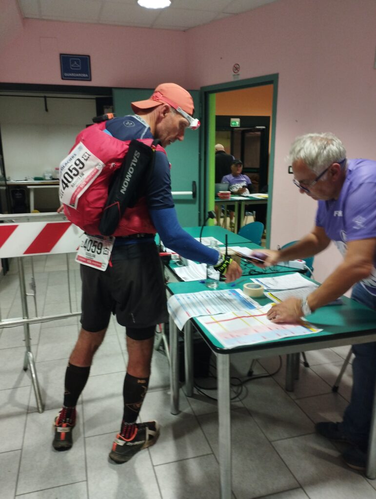 Radek Defeciński w punkcie kontrolnym na trasie TOR450