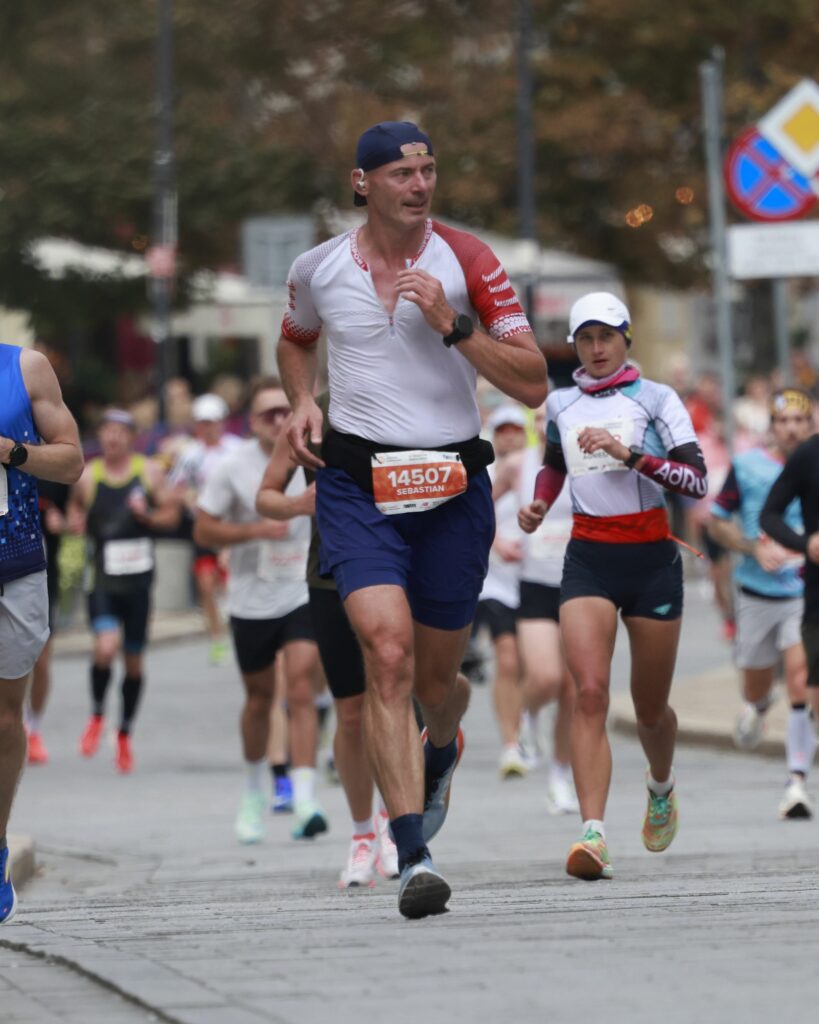 Sebastian Szotowicz na trasie Maratonu Warszawskiego _ fot. Maraton Warszawski