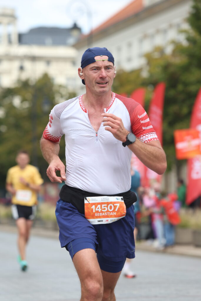 Sebastian Szotowicz na trasie Maratonu Warszawskiego _ fot. Maraton Warszawski