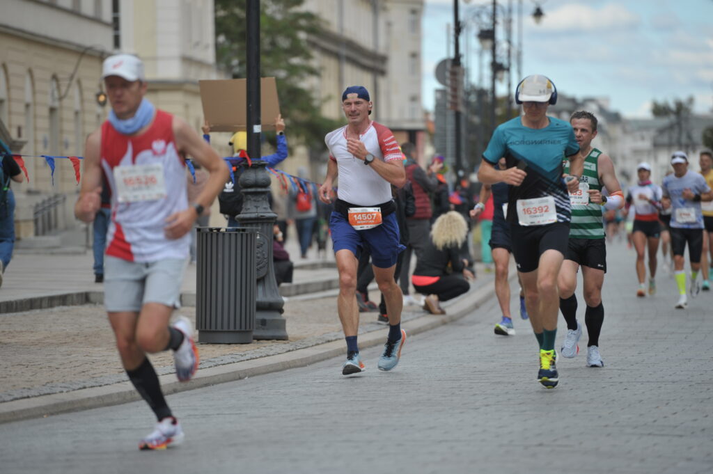 Sebastian Szotowicz na trasie Maratonu Warszawskiego _ fot. Maraton Warszawski