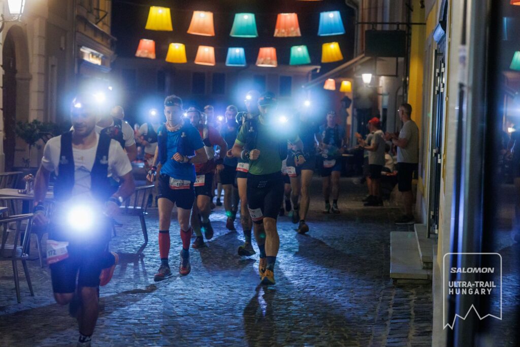 Pierwsze metry na trasie Ultra Trail Hungary 110 km prowadzące przez Szentendre _ fot. materiały organizatora