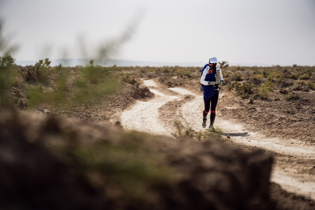 Zheng Junyu na trasie Ultra Gobi 400 _ fot. materiały organizatora