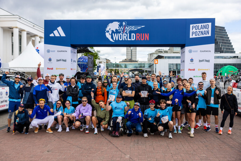 Ambasadorzy biegu Wings for Life World Run przy bramie startowej, fot. Damian Kramski