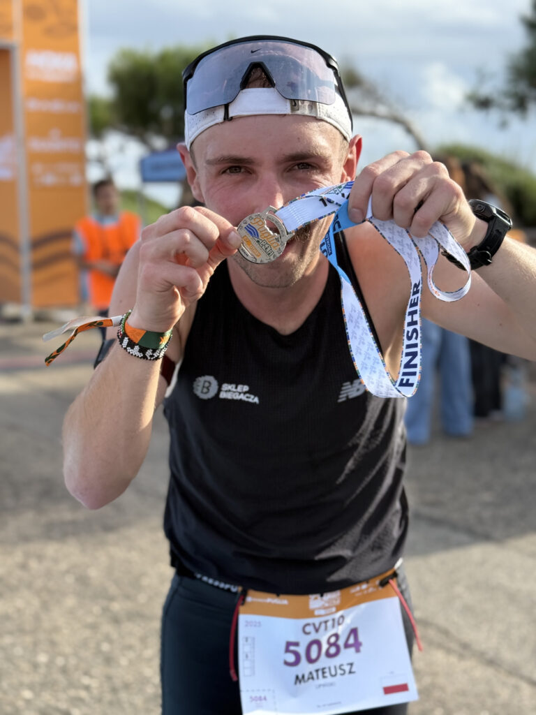 Mateusz Lipiński na mecie Costa Verde Trail 10km Puglia by UTMB 2025