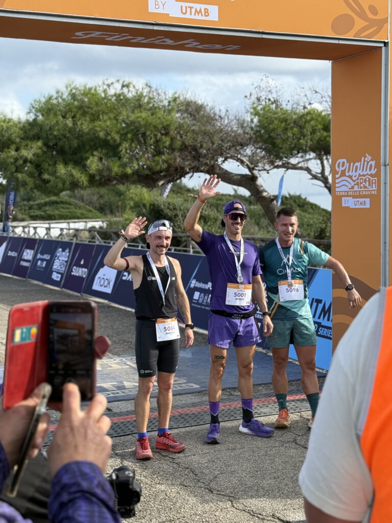 Giorgio Lampa (pierwsze miejsce), Mateusz Lipiński (drugie miejsce), Sebastien Sotoca (trzecie miejsce) podczas Costa Verde Trail 10 km Puglia by UTMB