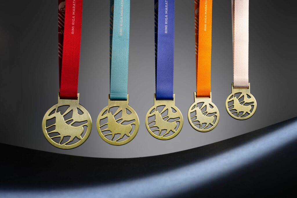 (Medale maratonu Rimi Riga Marathon 2025 autorstwa Ivarsa Heinrihsonsa)